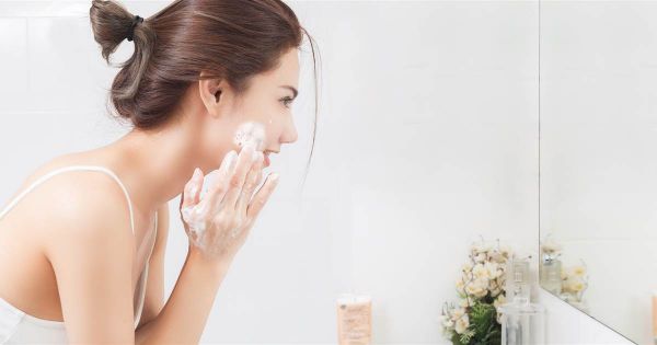 Làm sạch da mặt bằng sản phẩm dịu nhẹ