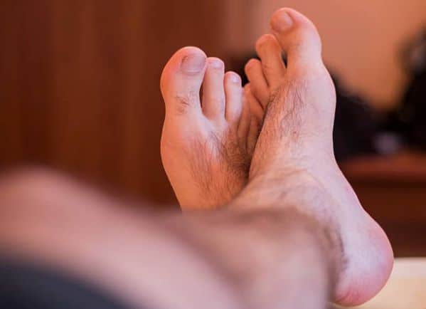Vì sao nam giới thường bị rậm lông chân?
